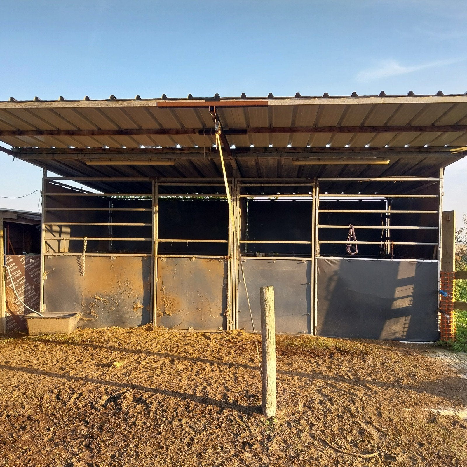 twee wedstrijdboxen met overkapping te koop, Dieren en Toebehoren, Stalling, 2 of 3 paarden of pony's