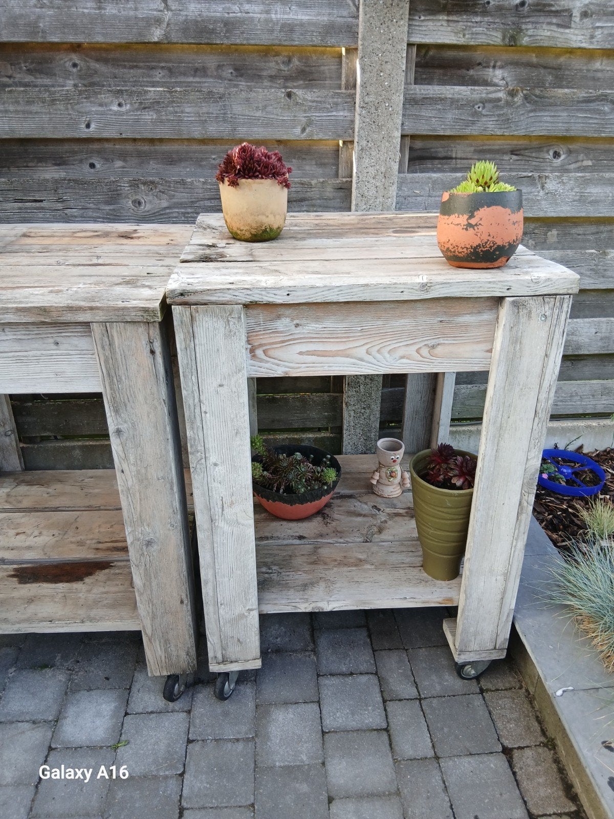 2x steigerhout tafels op hoogte met wieltjes, Tuin en Terras, Ophalen, Gebruikt