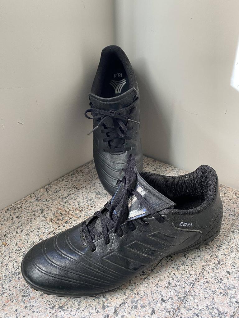 ADIDAS voetbalschoenen kleine topjes - maat 41,5, Sport en Fitness, Voetbal, Ophalen