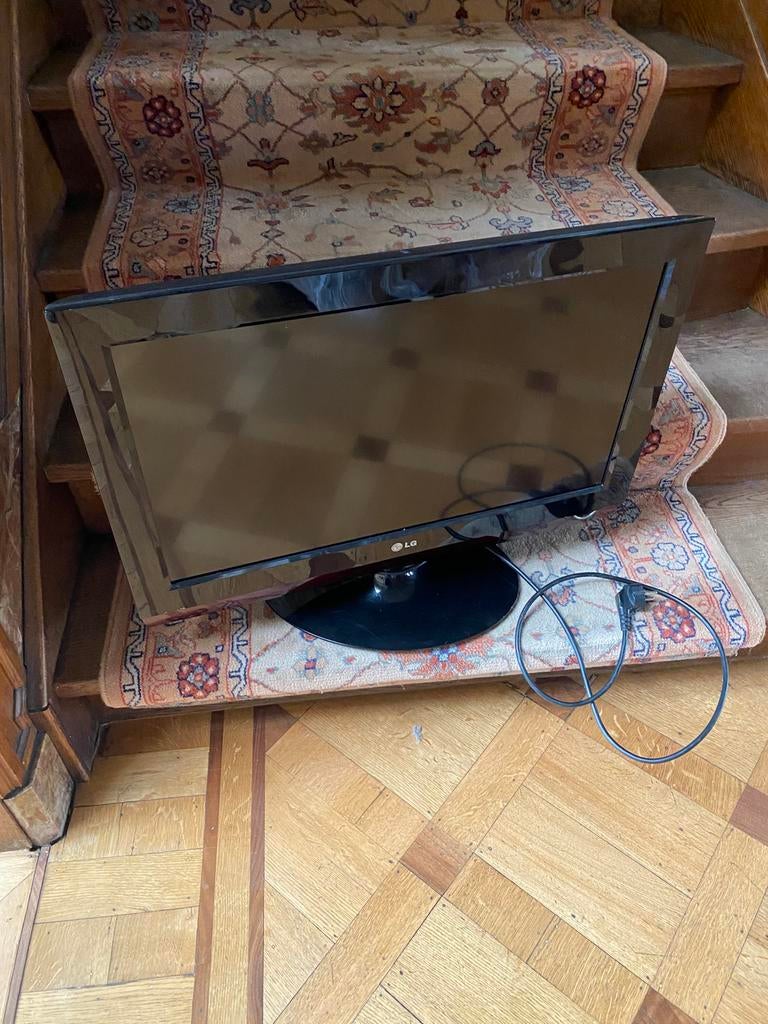 LG flatscreen tv 66 cm diagonaal, Antiek en Kunst, Antiek | Tv's en Audio, Ophalen