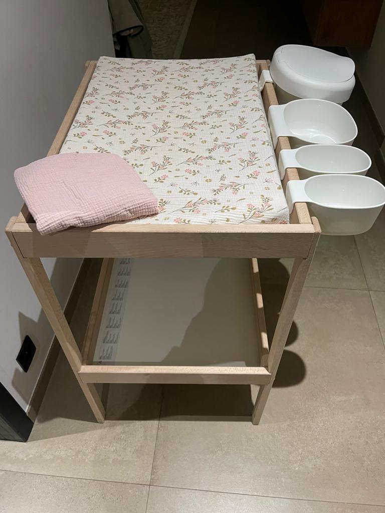 Table a langer avec accessoires, Enfants & Bébés, Enlèvement, Comme neuf