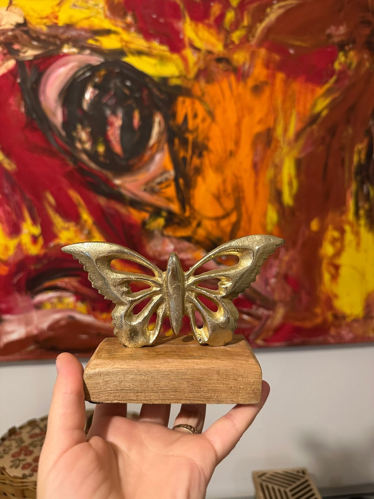 Statue de papillon doré atmosphérique sur socle en bois, Antiquités & Art, Enlèvement ou Envoi