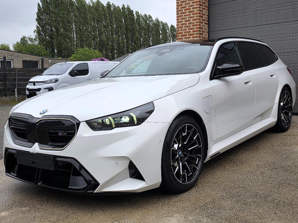 BMW M5 Touring - V8 - 5.000 KM - ALS NIEUW - AKRAPOVIC, Auto's, Wit, Leder, Hybride Elektrisch/Benzine, Dealer onderhouden