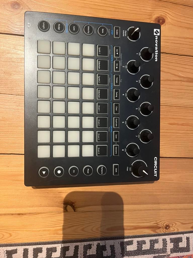 Novation circuit, Muziek en Instrumenten, Midi-apparatuur, Ophalen, Zo goed als nieuw