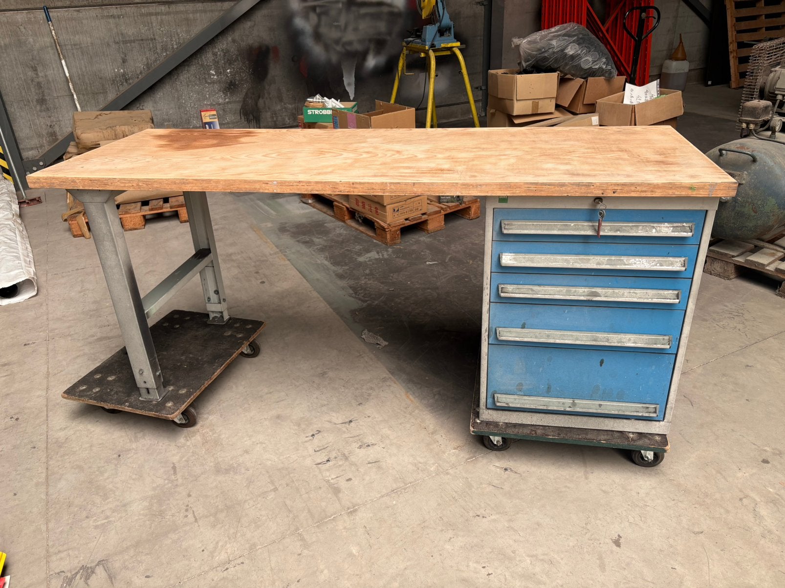 Werkbank 200x70 84cm hoog, Doe-het-zelf en Bouw, Ophalen, Gebruikt, 70 tot 120 cm