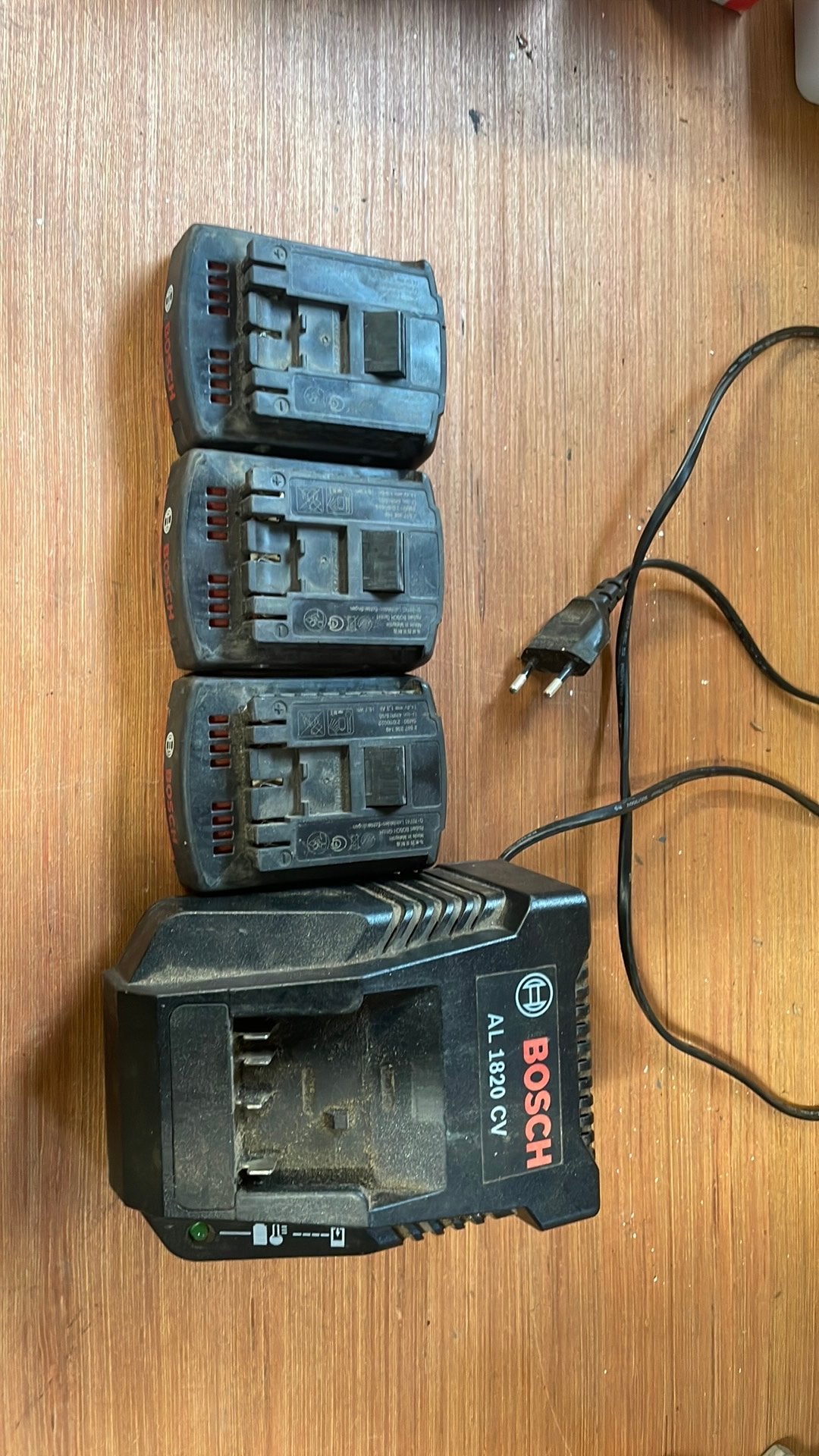 Bosch 14,4 V lader + accu’s, Ophalen, Zo goed als nieuw