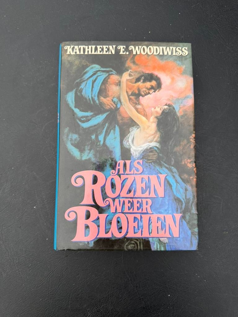 Als rozen weer bloeien" geschreven Kathleen E. Woodiwiss., Boeken, Ophalen, Zo goed als nieuw