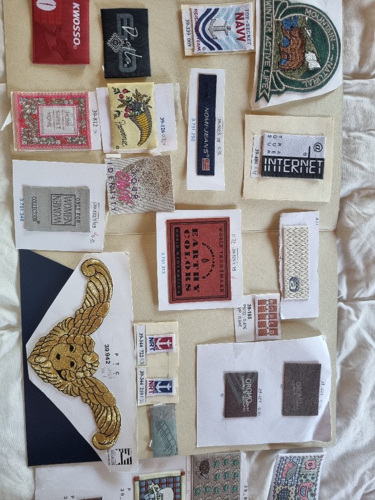 Lot (2) :  25 emblemen  / patches / applicaties, Hobby & Loisirs créatifs, Couture & Fournitures, Enlèvement ou Envoi, Neuf, Application