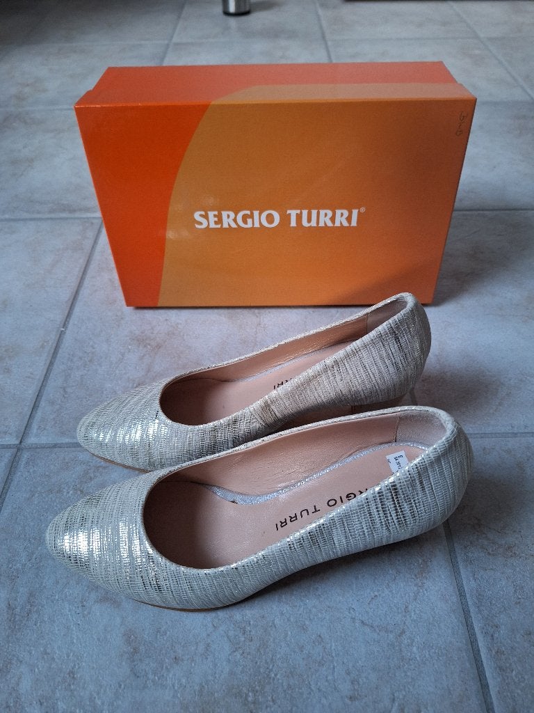 Nieuwe goudkleurige schoenen Sergio Turri (38), Kleding | Dames, Schoenen met lage hakken, Overige kleuren, Nieuw, Ophalen of Verzenden
