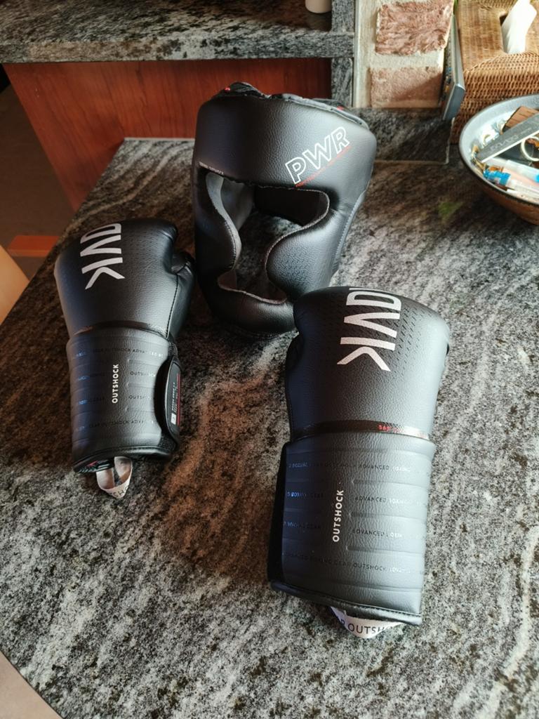 Boxsen. Helm en handschoenen voor meisjes. Kleine maat, Ophalen
