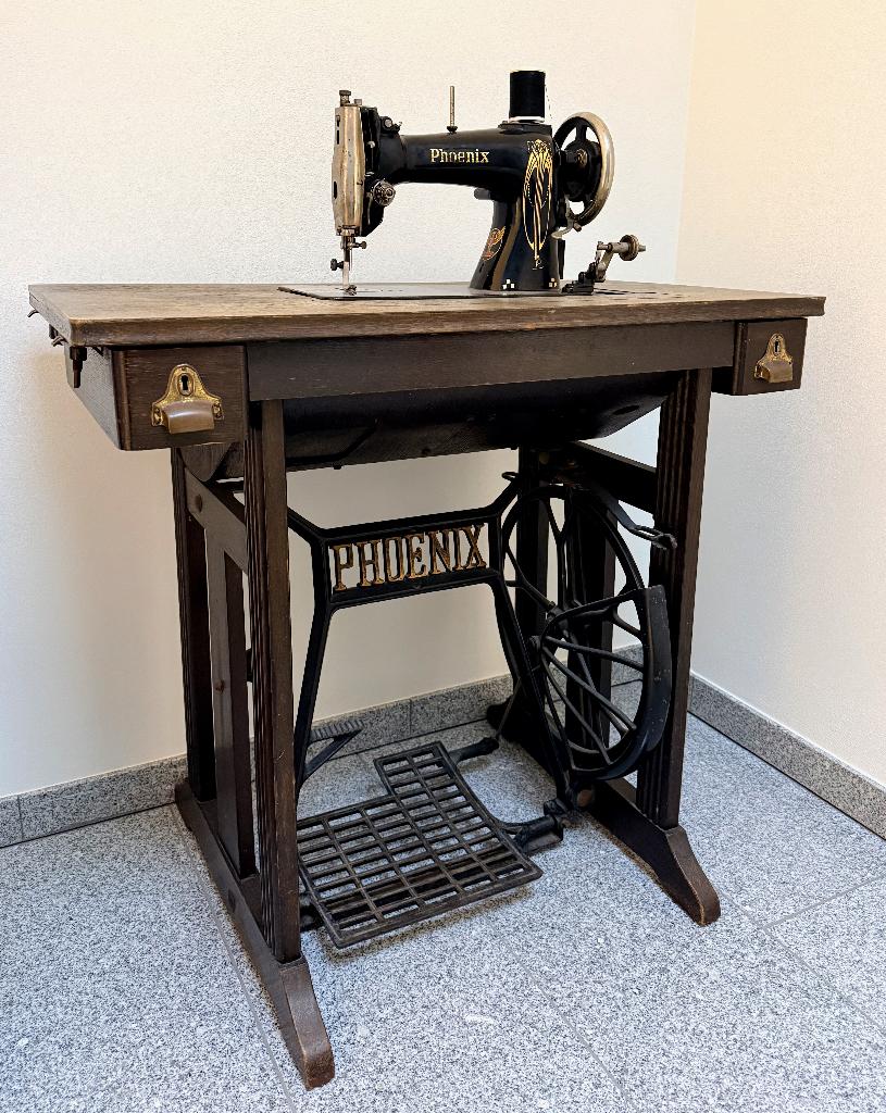 Machine à coudre Phoenix pliable avec accessoires originaux, Antiquités & Art, Antiquités | Machines à coudre, Enlèvement