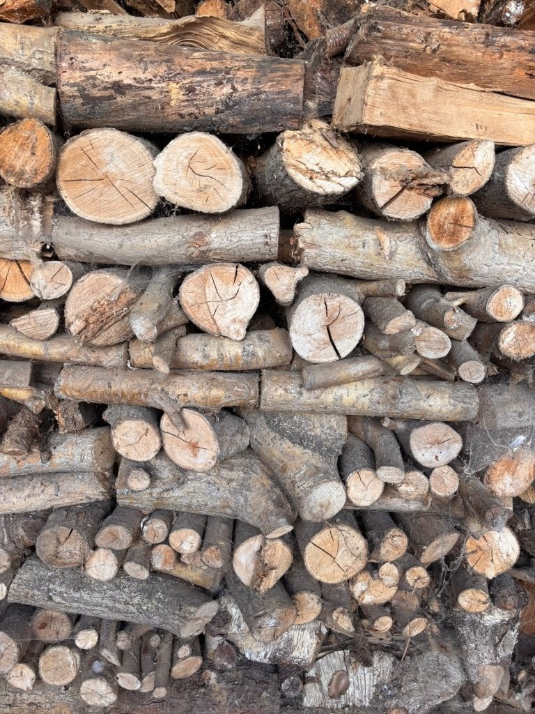 Droog brandhout berk en treurwilg, 1,7 m³, 6+ jaar gedroogd, Tuin en Terras, Minder dan 3 m³, Ophalen, Berkenhout, Blokken