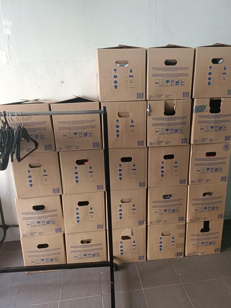 16 action dozen vol 2 hands kleding, Ophalen, Zo goed als nieuw