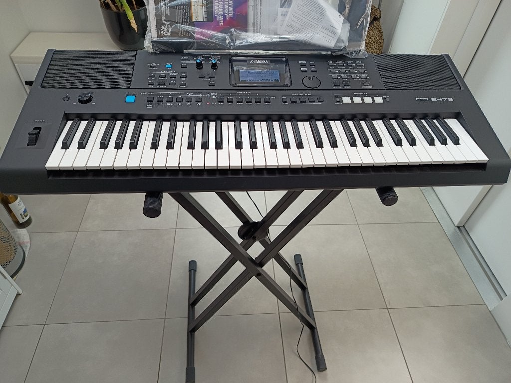 Keyboard Yamaha psr-e 473, Muziek en Instrumenten, Keyboards, Zo goed als nieuw, 61 toetsen, Yamaha, Aanslaggevoelig, Met standaard