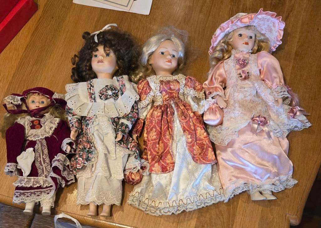 Ensemble de poupées avec costumes classiques, Enlèvement