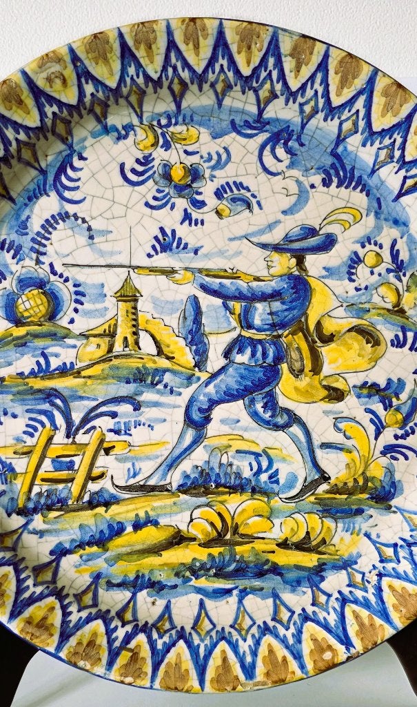 Majolica bord met kasteel en jager., Ophalen of Verzenden, Zo goed als nieuw, Overige materialen, Bord of Schaal