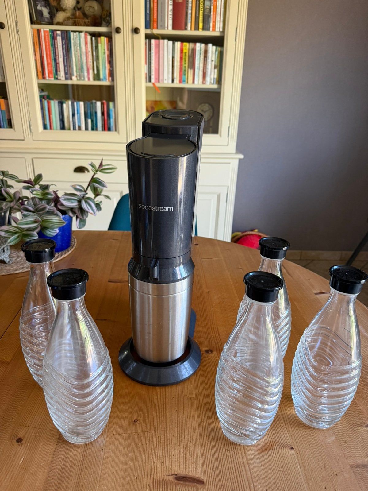 Sodastream met 5 glazen flessen, Elektronische apparatuur, Bruiswatermachines, Zo goed als nieuw, Ophalen