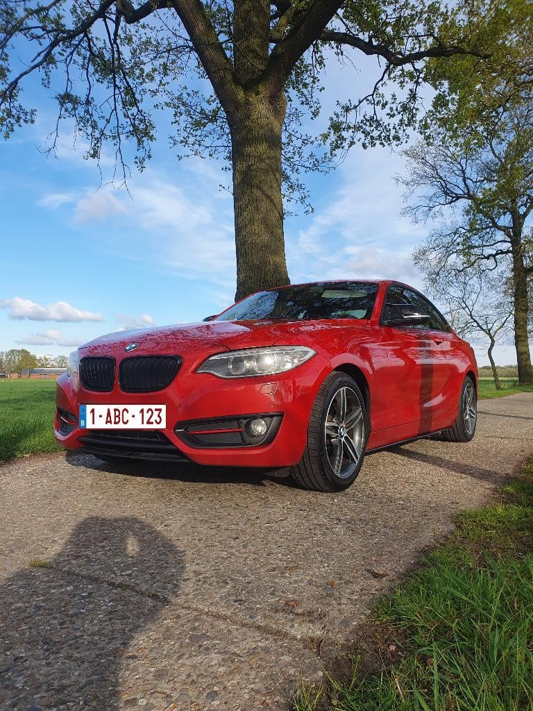BMW 220i Coupé (F22) – Melbournerood – In topstaat!, Auto's, Automaat, 4 zetels, 139 g/km, 4 cilinders