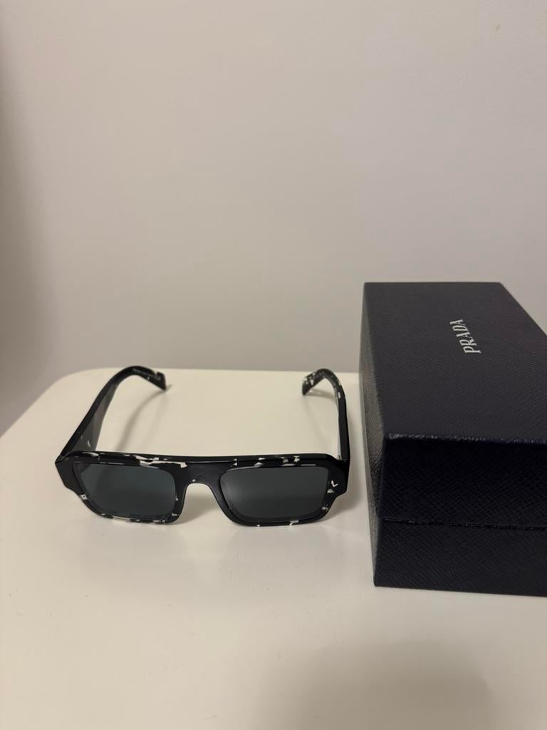 Lunettes de soleil Prada originales avec reçu et garantie, Bijoux, Sacs & Beauté, Lunettes de Soleil & Lunettes | Femmes, Comme neuf