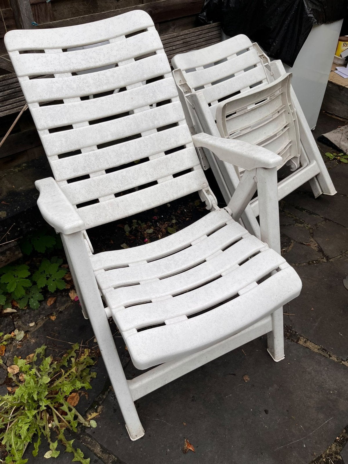 Chaises jardin, Enlèvement