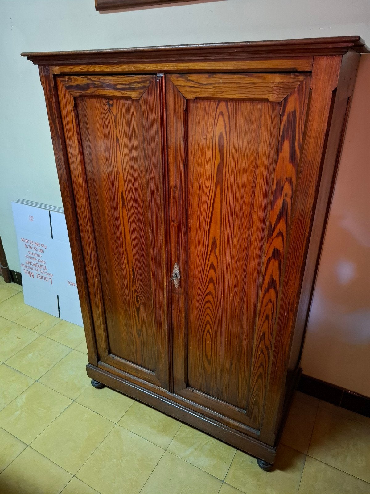 Armoire ancienne en pin massif – 2 portes, Enlèvement