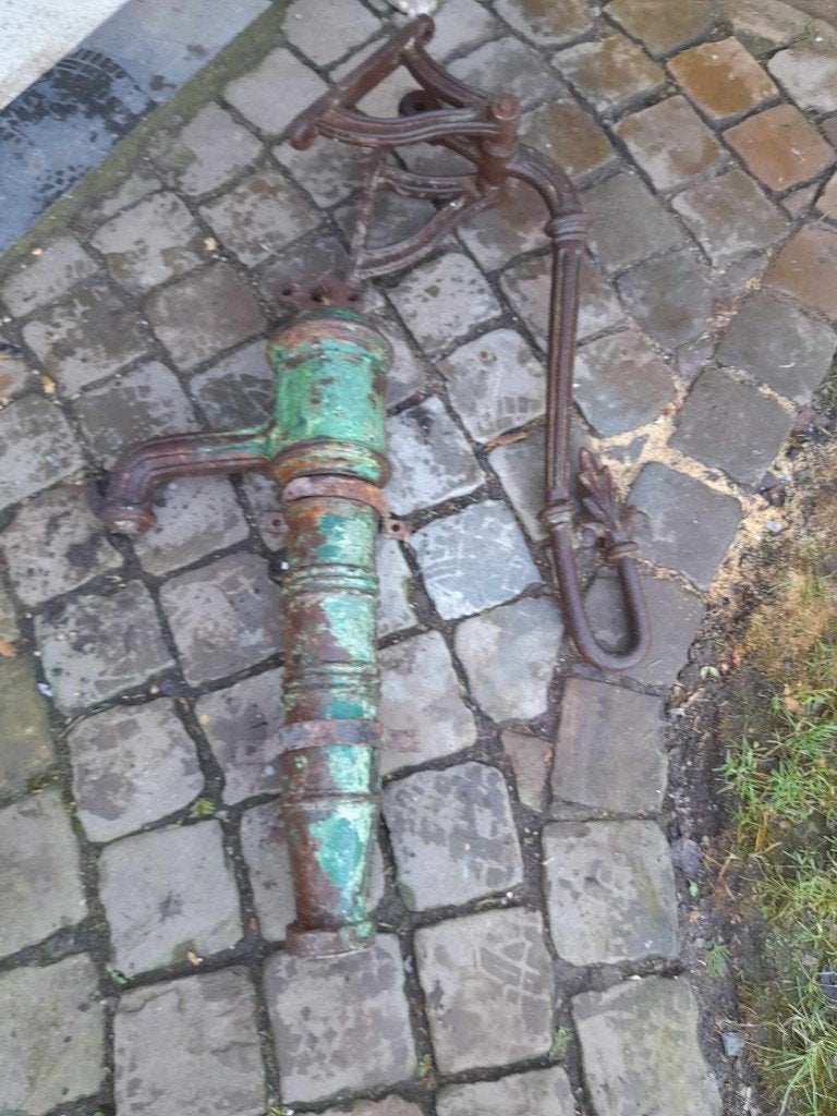 Gietijzeren hand-waterpomp., Ophalen