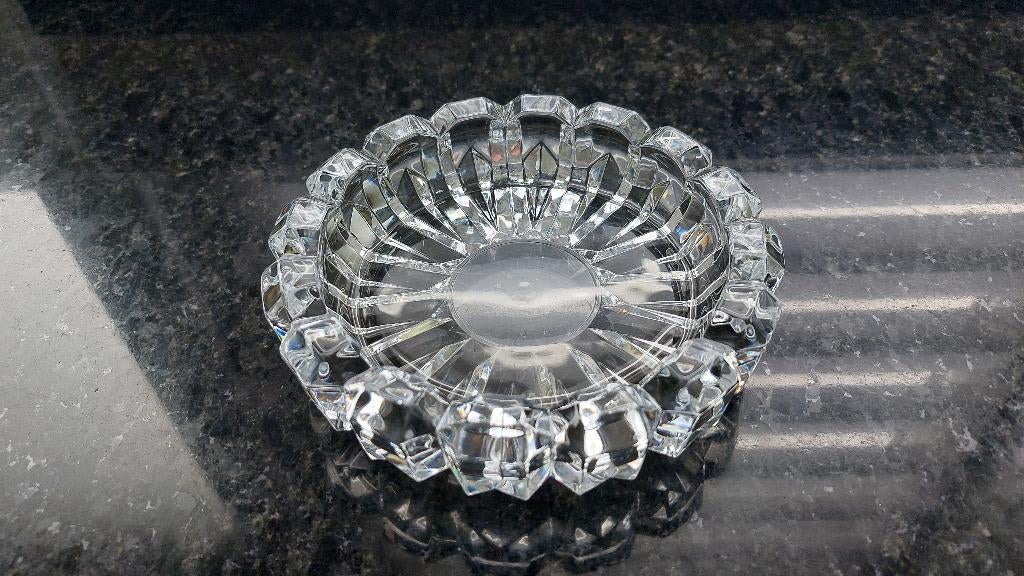 Cendrier en cristal, Enlèvement