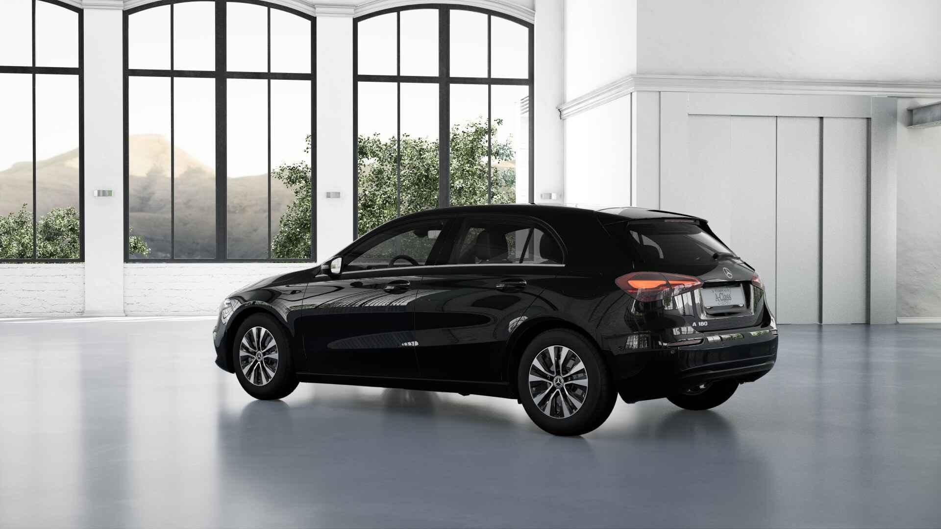 Mercedes-Benz A-klasse 180 Hatchback Essential Line | Verwar, Auto's, Mercedes-Benz, Stof, Euro 6, 4 cilinders, 136 pk