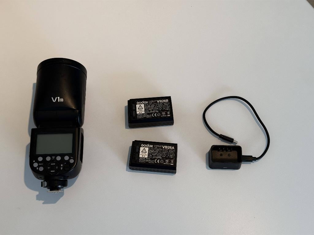 Godox V1 Nikon + 2 batterijen | professionele flitser, Ophalen of Verzenden, Zo goed als nieuw, Lamp of Flitsset