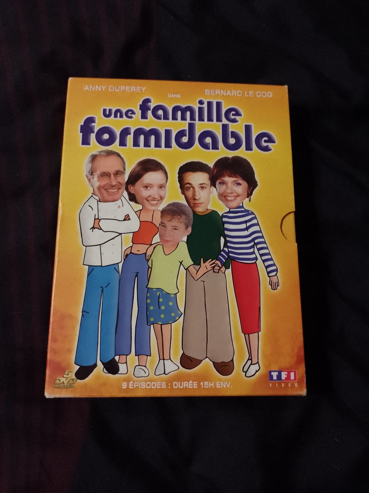 A vendre en coffret dvd série une famille formidable, Enlèvement ou Envoi, Français, Comprend un boîtier, Français