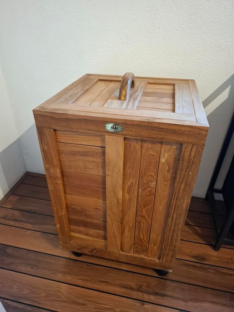 Teak houten wasmand op wielen, Ophalen