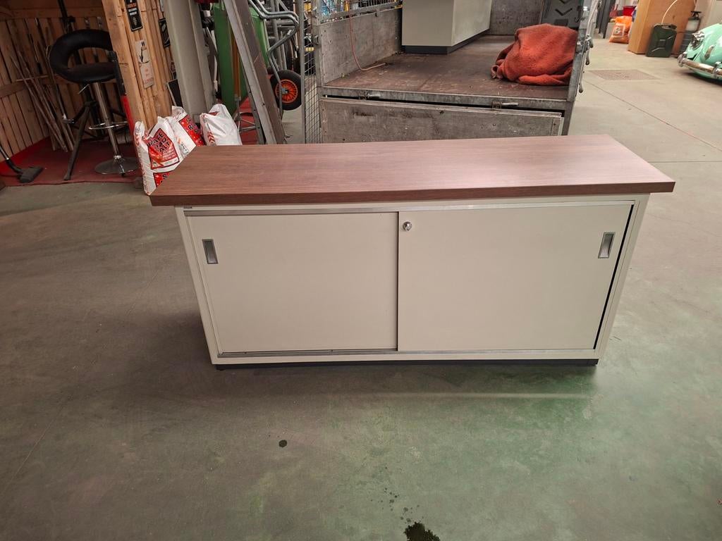 Ijzeren kast., Ophalen