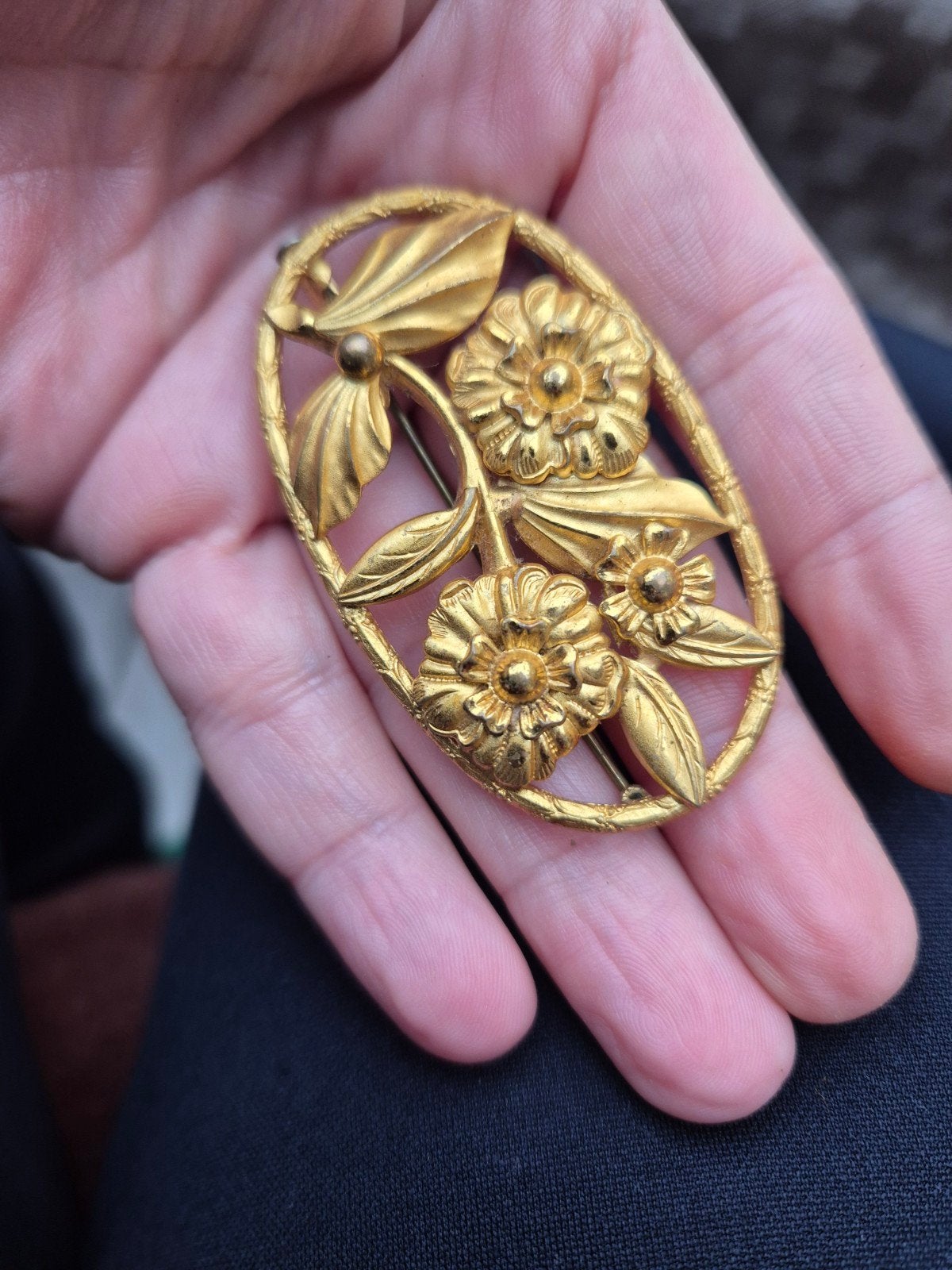 Antieke vergulde bloem broche  in goede vintage staat, Bijoux, Sacs & Beauté, Enlèvement ou Envoi, Broche