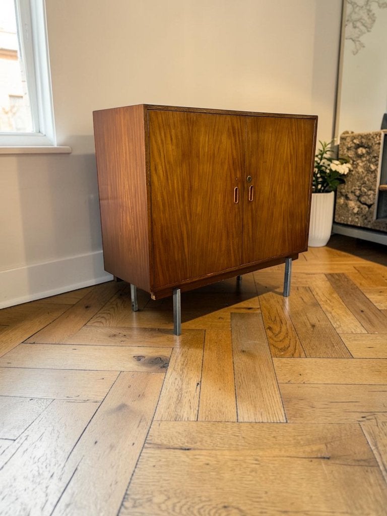 Vintage houten kast / commode  op stalen poten, Verzenden, Gebruikt, Kast