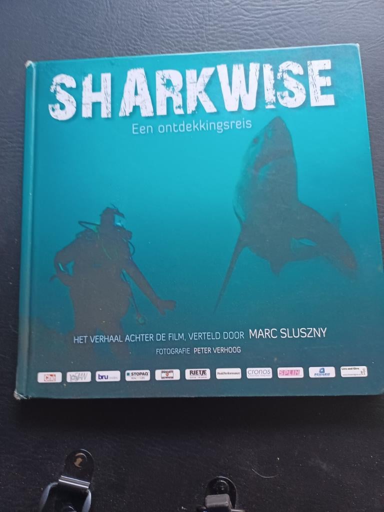 L'histoire de Sharkwise derrière le cinéma, Livres, Enlèvement
