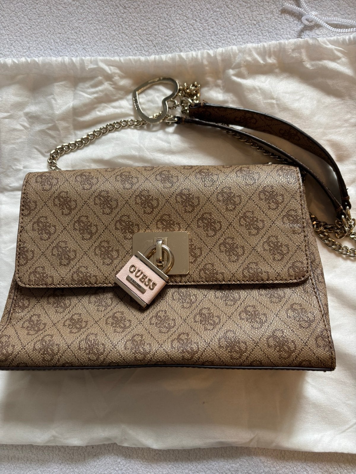 Handtas Guess, Bijoux, Sacs & Beauté, Bracelets à breloques, Enlèvement ou Envoi, Comme neuf
