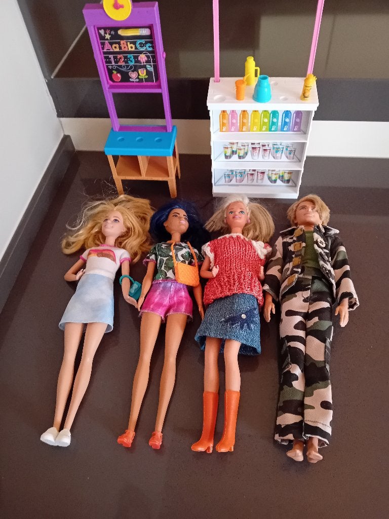 Pakketje barbie poppen  + toebehoren, Kinderen en Baby's, Ophalen, Gebruikt, Barbie