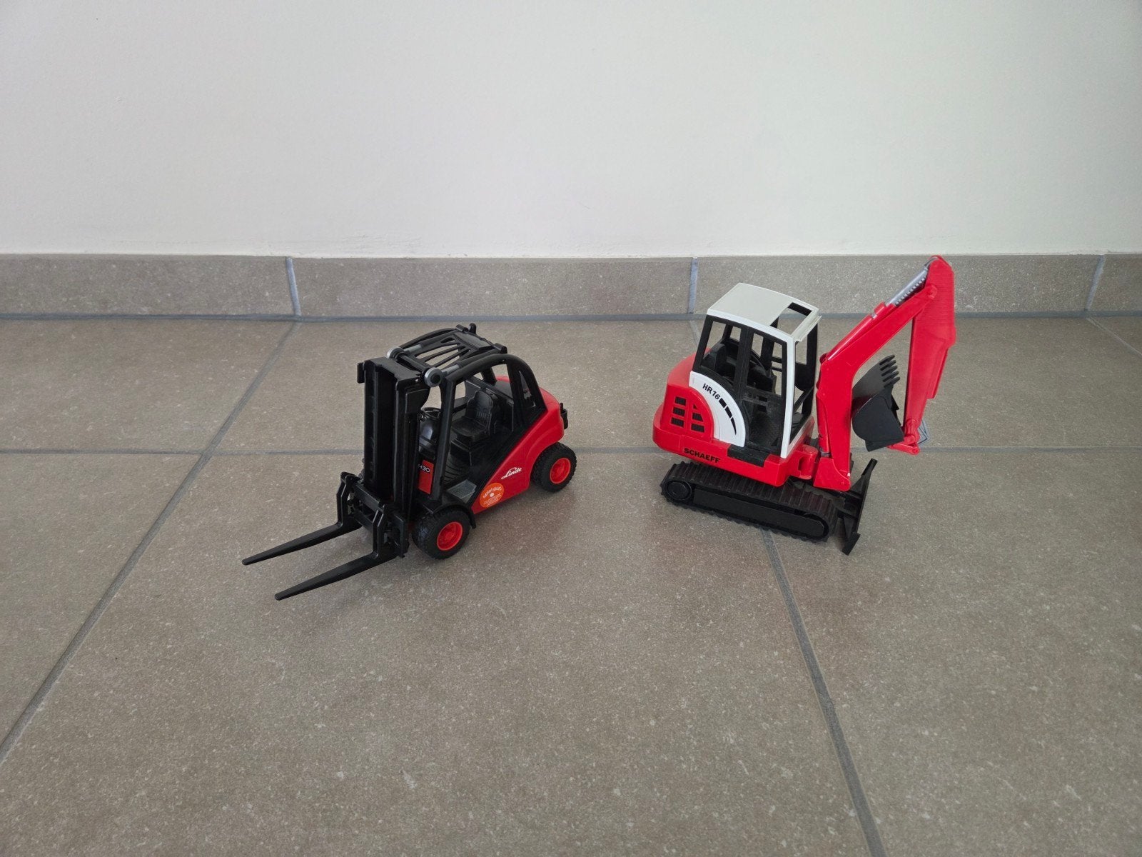 Chariot élévateur Linde et mini-grue de dragage Bruder - 025, Enlèvement ou Envoi, Comme neuf