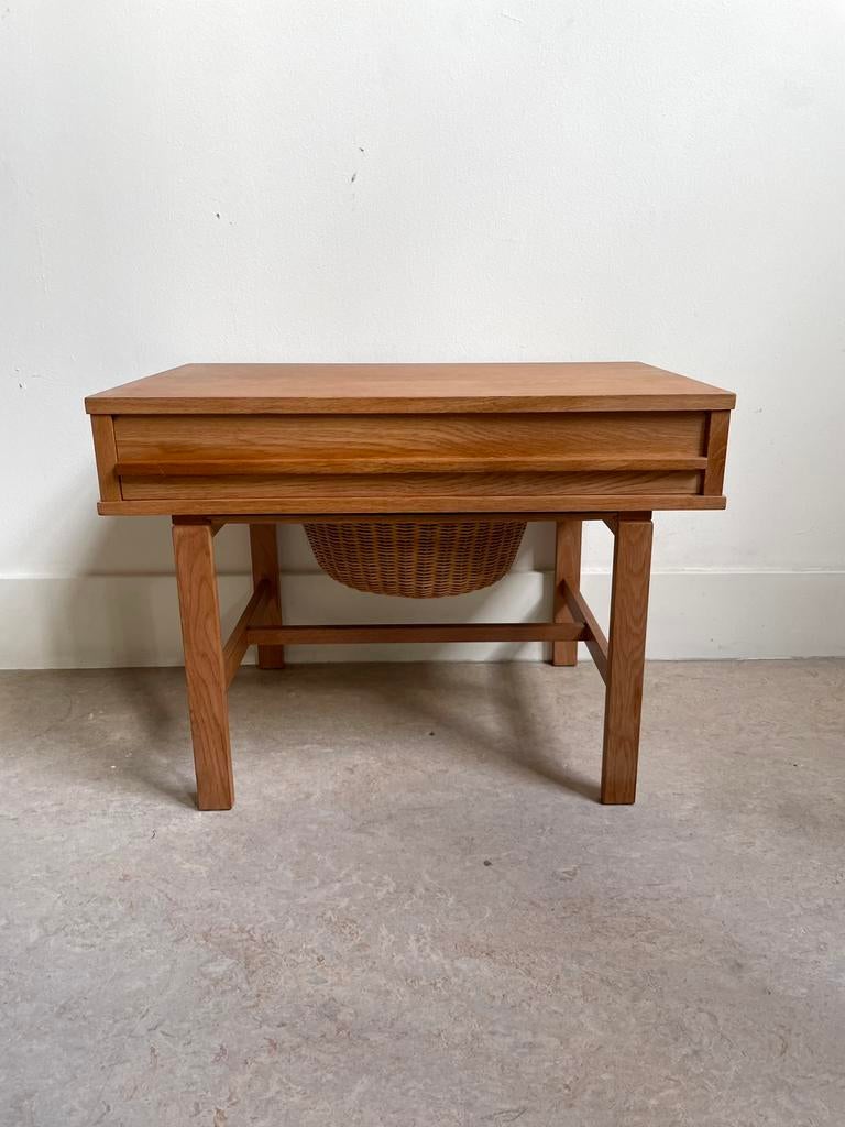 Table d'appoint/table de chevet danoise vintage avec panier, Maison & Meubles, Chambre à coucher | Tables de chevet, Utilisé, Moins de 55 cm