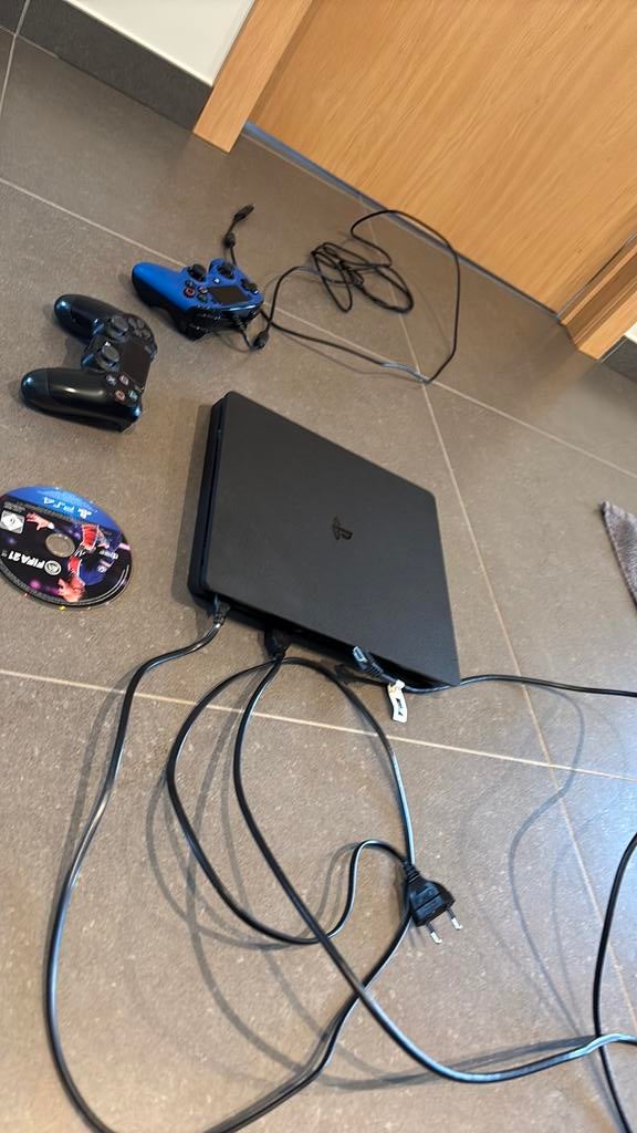 Playstation 4 te koop + 2 bakjes en 1 cd van fifa 21, Games en Spelcomputers, Ophalen, Zo goed als nieuw