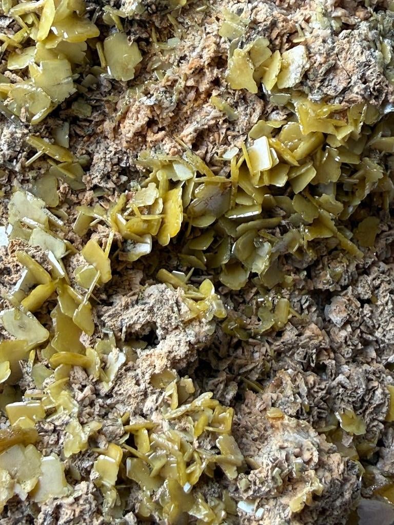 Wulfeniet op dolomiet uit Touissit Marokko - 846 gram, Ophalen of Verzenden, Mineraal