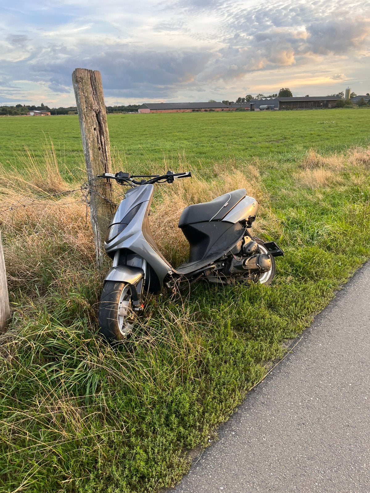 Peugeot vivacity sportline 50cc b klasse, Fietsen en Brommers, Ophalen, Zo goed als nieuw, Vivacity