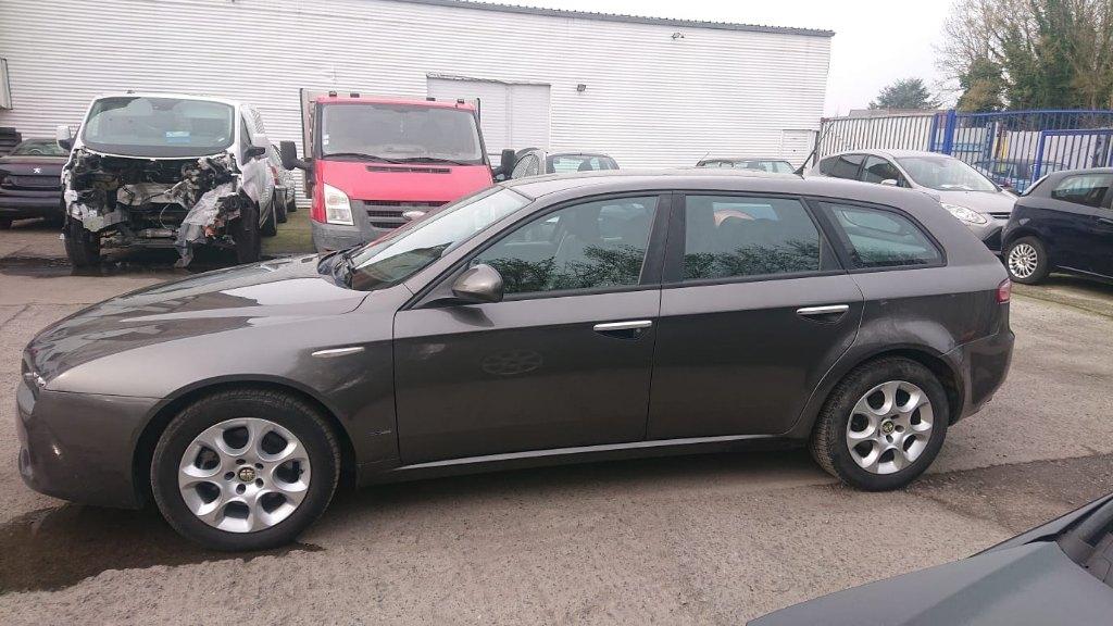 Alfa Romeo 159 diesel 2007 196000km bt auto clim GARANTIE, Auto's, Alfa Romeo, Bruin, Parkeersensor, Leder, Bedrijf