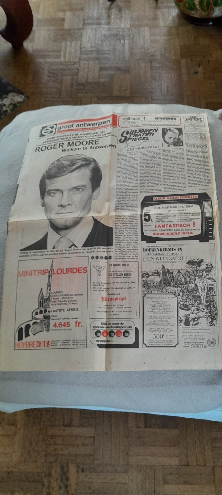 Oude krant met Roger Moore..., Ophalen of Verzenden, Krant