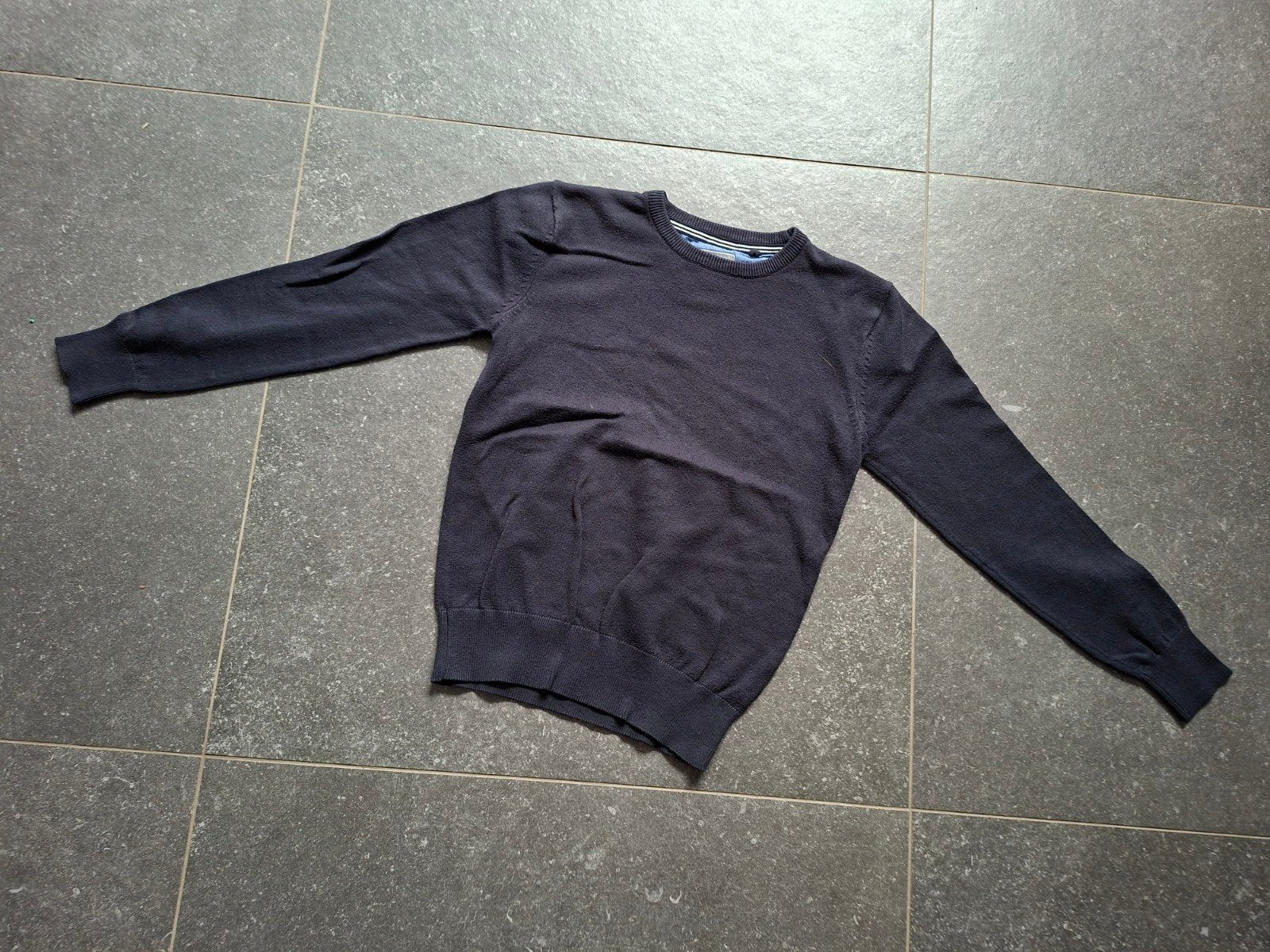 pull bleu foncé M128, Enlèvement ou Envoi, Comme neuf, Garçon, Pull ou Veste