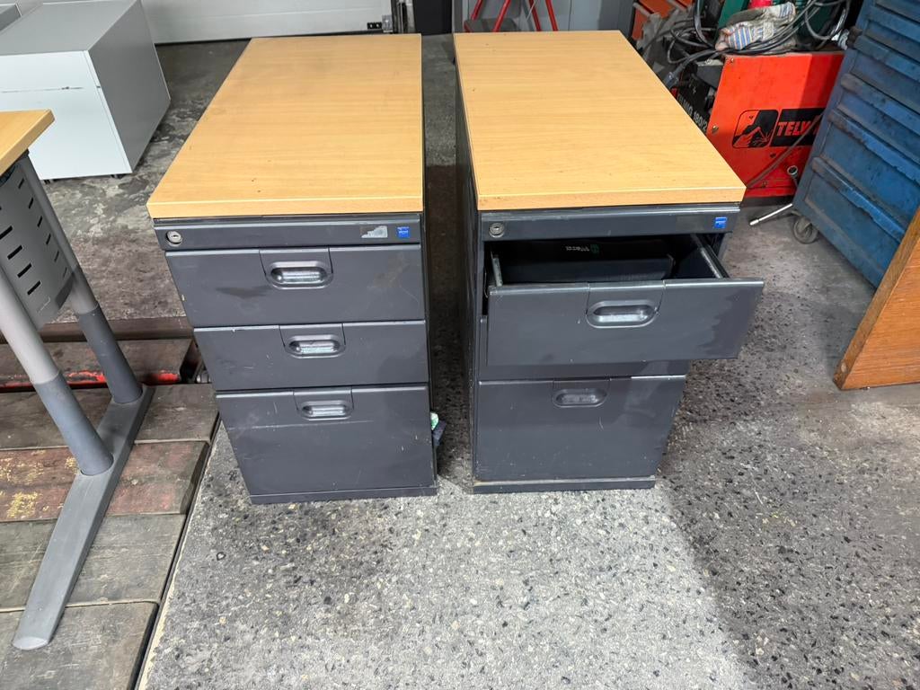Armoire métallique en état de fonctionnement avec bureau, Maison & Meubles, Armoires | Armoires à porte coulissante & Armoires à archives