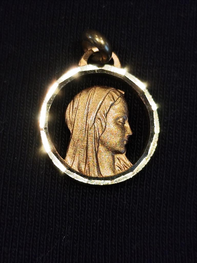Oude opengewerkte medaille: Madonna van profiel en Lourdes
