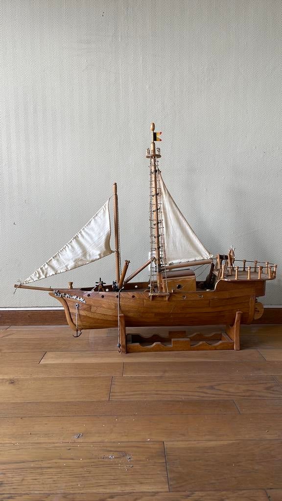 Houten modelboot met zeilen en voetstuk, Hobby en Vrije tijd, Modelbouw | Boten en Schepen, Ophalen