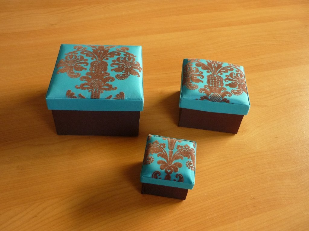 3 textielen satijnen fluweel turquoise bruine barok dozen, Huis en Inrichting, Woonaccessoires | Schalen en Manden, Ophalen of Verzenden