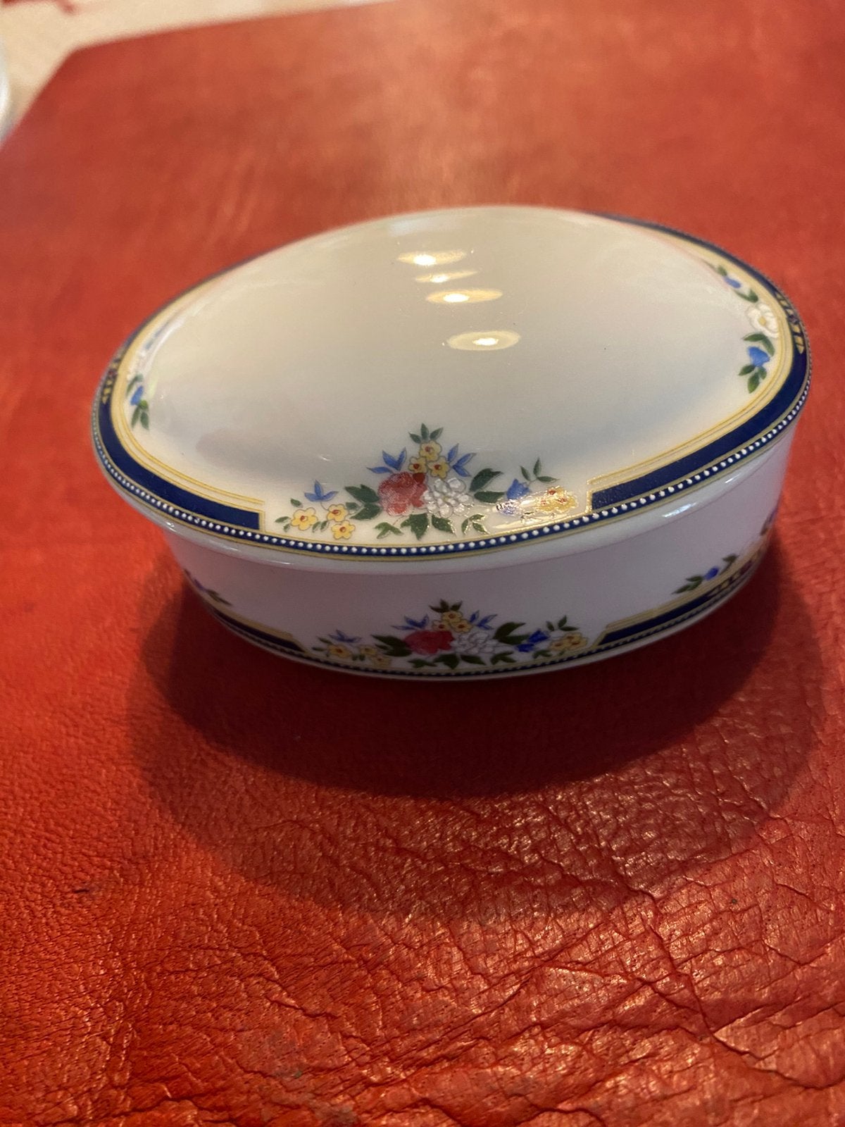 Petite boîte à bijoux ou pilules. Porcelaine., Enlèvement ou Envoi
